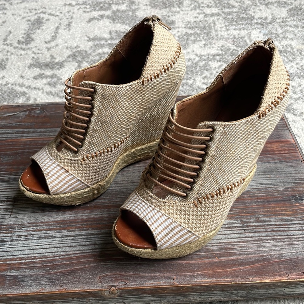 Chinese Laundry size 6 Wedge